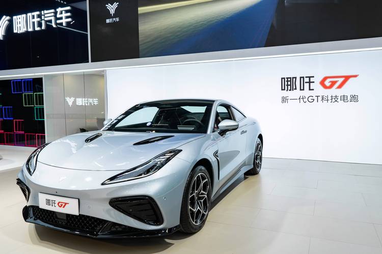 深圳184哪吒汽车在智能汽车领域的表现，领途汽车在新能源汽车市场中的影响力